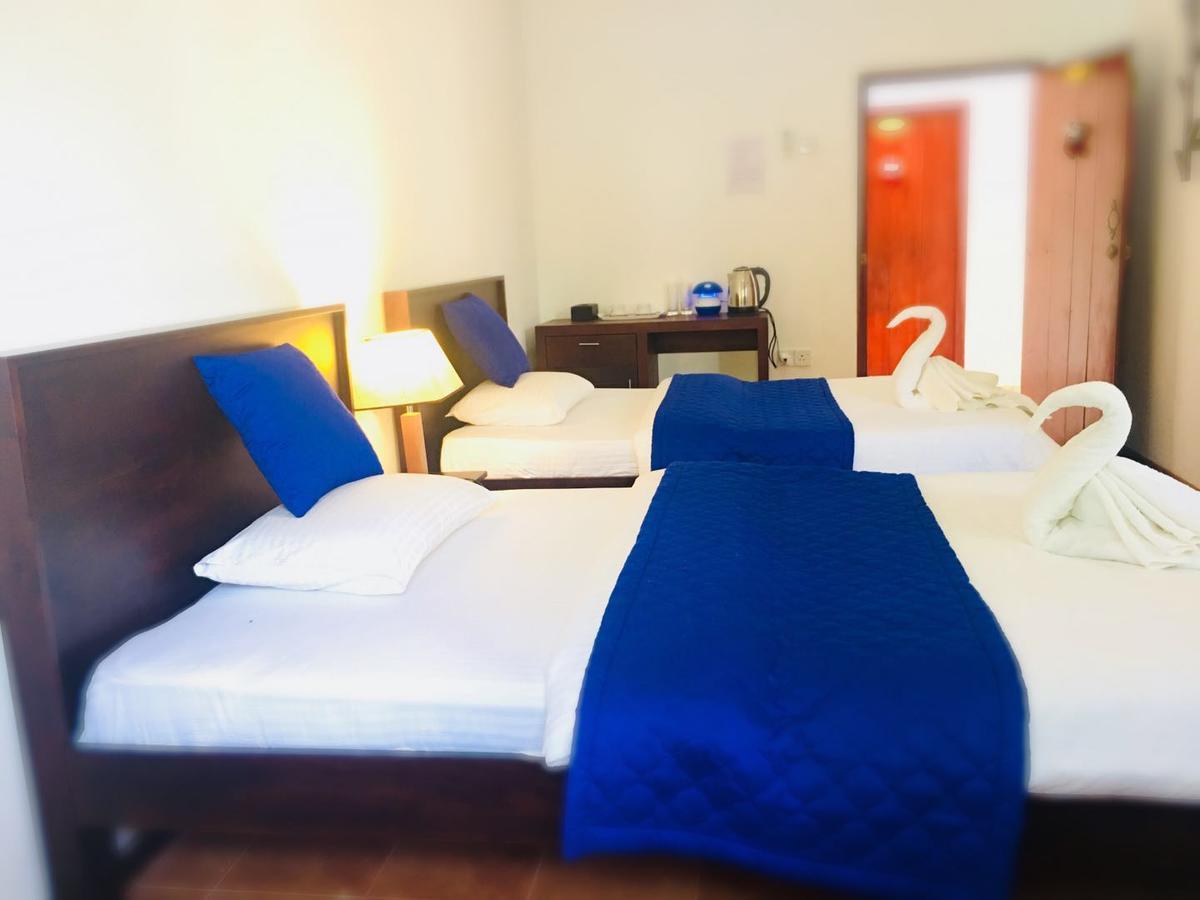 Blue Whale Holiday Hotel Mirissa Habitación foto